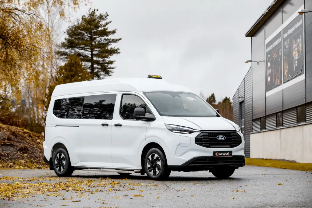 Exteriör av en vit Ford Transit Custom