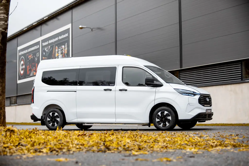Exteriör av en vit Ford Transit Custom