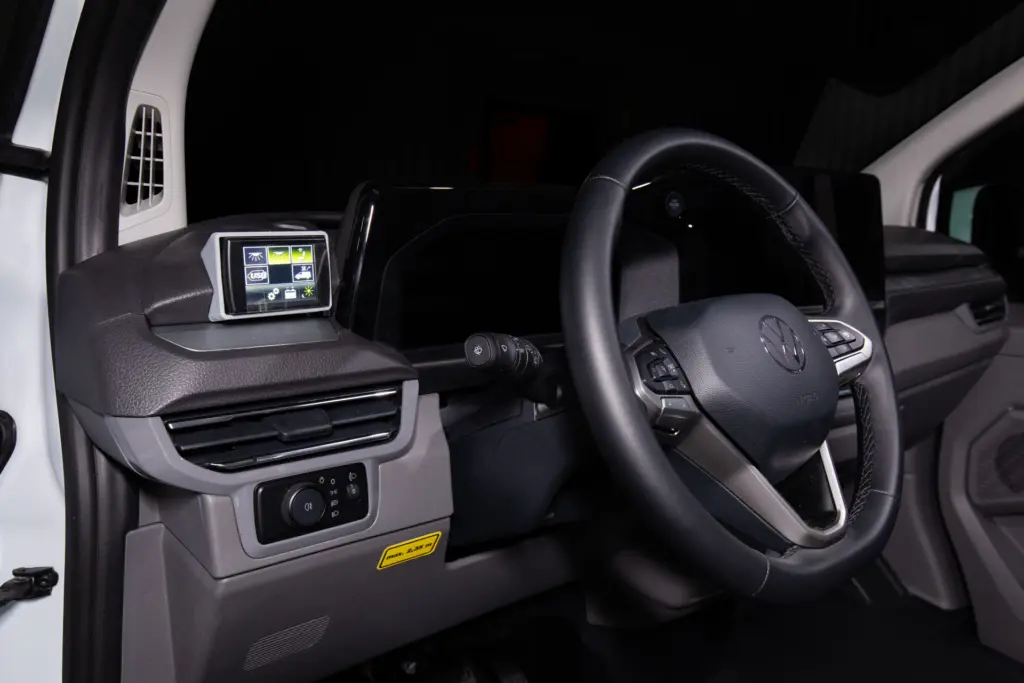 Volkswagen T7 interiör av en bilförarhytt.