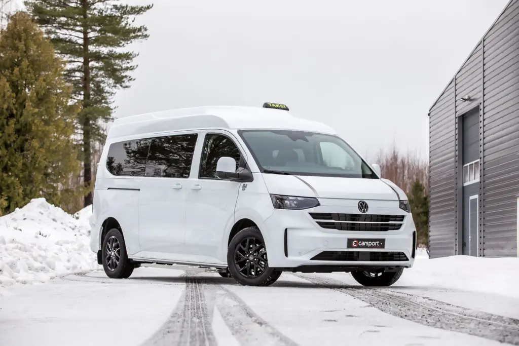 Exteriör av en vit Volkswagen Transportet T7