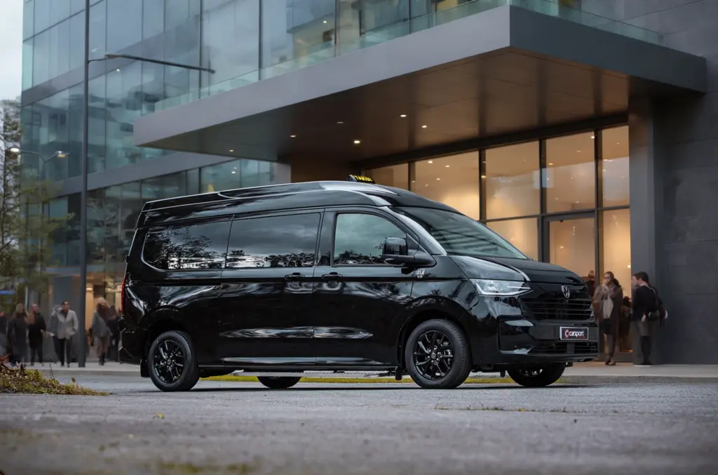 Exteriör av en svart Volkswagen Transportet T7